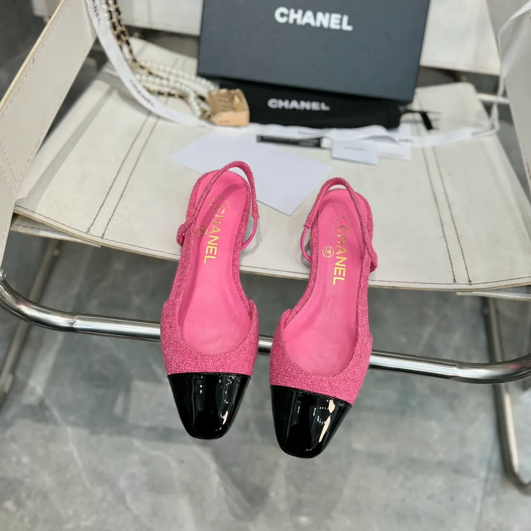 👟👟Ex-factory price 480👟👟 CHANEL Chanel flat bottom series🌹Fashionable classic sandals loved by all stars Fabric [👉] Mixed sheepskin👣🐏 Lining [👉] Silk sheep lining👣🐏 Insole [👉] Silk sheep👣🐏 Sole [👉] Genuine leather outsole imported from Italy 🌻 Packaging [👉] Chanel original box packaging 🌸 Code number [🦶🏻] 34-42 (⚠️34.41.42 is a custom code and cannot be returned or exchanged. Please understand)